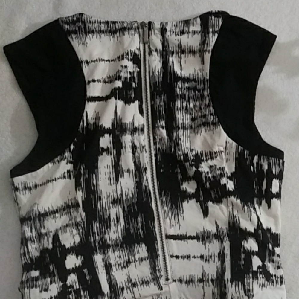 Tart soft and stretchy dress with sheer cap sleeve - Picture 2 of 6